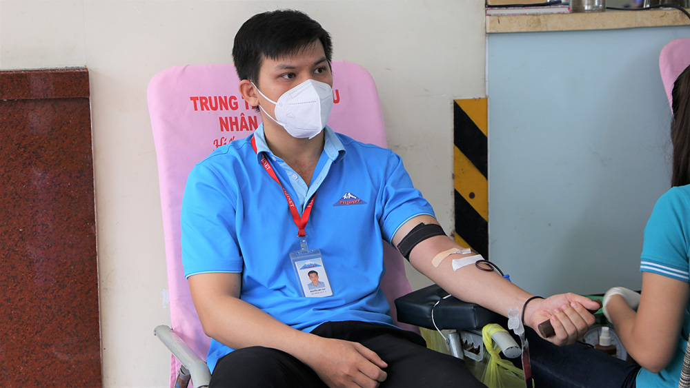 当社社員による献血、美しい行動